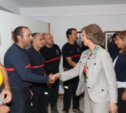 Visita a zonas afectadas por las recientes inundaciones. Doña Sofía saluda a los bomberos que intervinieron en los municipios afectados de Málaga